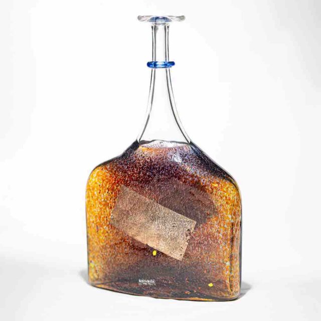 Say hello to Satellite, a handcrafted fusion crystal vase with the look of a liqueur bottle.

Designer: Bertil Vallien for Kosta Boda

Available in 4 colours: Cognac, Red, White & Yellow so you can say we got you covered 🟤🔴⚪️🟡

📸 @michael.mestrez 

#HestiaGlass #Artglass #KostaBoda #CrystalVase #Satellite