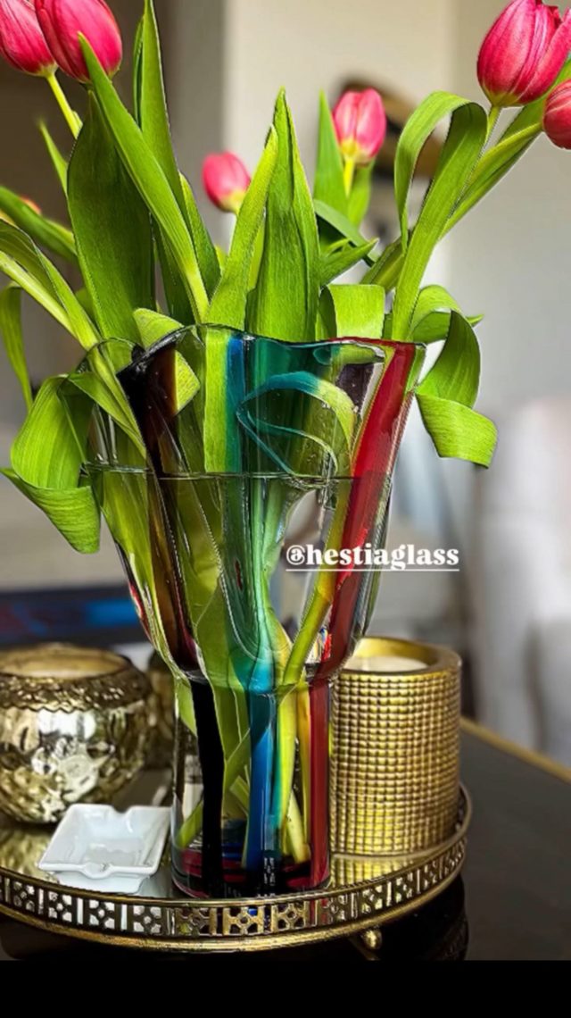 How we love to see our vases take life in your interiors 😍

Kukinto has found a home and we live for this vibe ✨

Our website will be back soon so you too can find the vase of your dreams in our collection of fine art glass items 😉

#hestiaglass #vasesmurano #artglass #venini